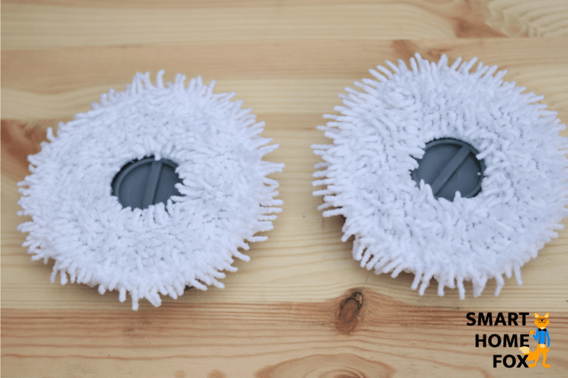 Die zwei Wischpads des Yeedi Mop liegen auf einer Holzplatte